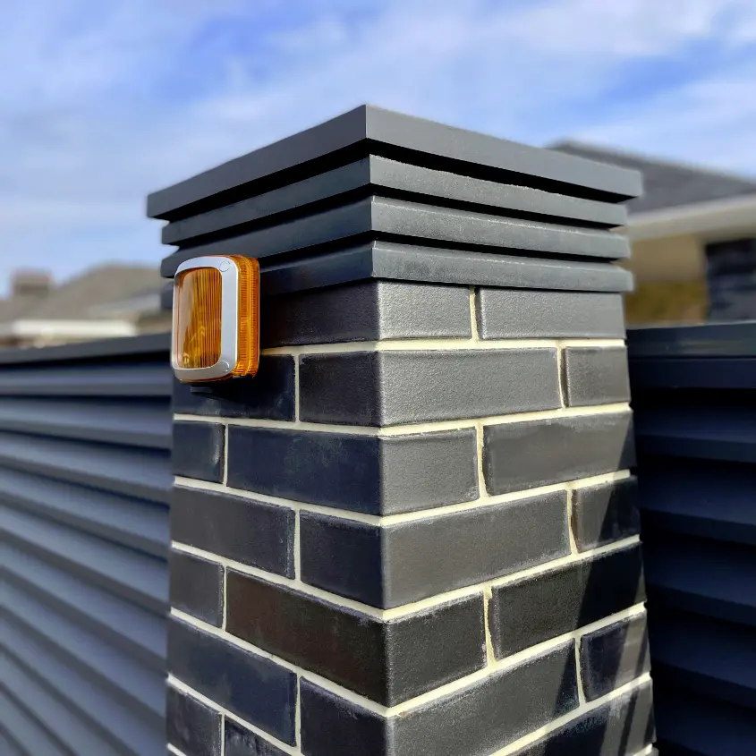 Фото 6 колпак Bona Серый на столбах забора жалюзи ЭКО-Z