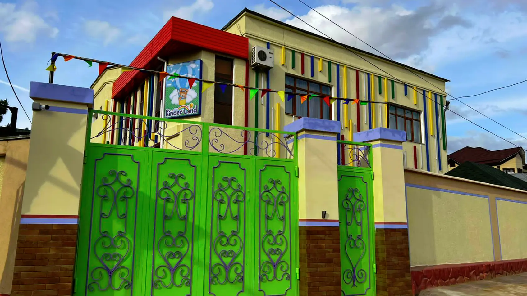 Фото 1 Наружная отделка стальной рейкой фасада детского сада